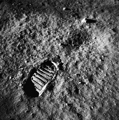 Close-up da pegada de um astronauta no solo lunar 