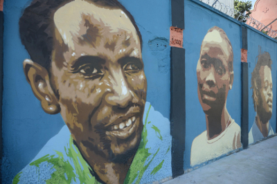 Artistas de rua pintaram time de refugiados em fachadas de antigos armazéns da Orla Conde, na Zona Portuária do Rio de Janeiro.