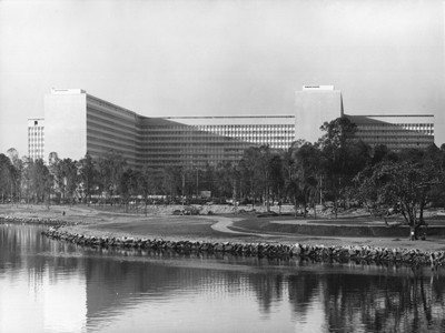 Imagem digitalizada da década de 1970. Registra a fachada do prédio do CCS, na Cidade Universitária, Ilha do Fundão, à margem da Baía de Guanabara