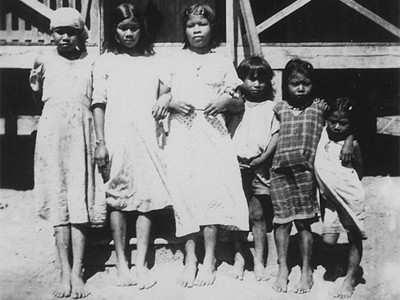 Foto antiga e em preto e branco de crianças Guarani. Aldeias Guarani foram um dos primeiros lugares por onde o viajante Curt Nimuendajú passou.