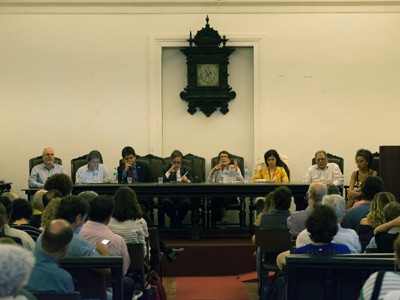 Foto colorida do debate sobre os 30 anos da COnstituição Federal de 1988, realizado no Instituto de Filosofia e Ciências Sociais da UFRJ.
