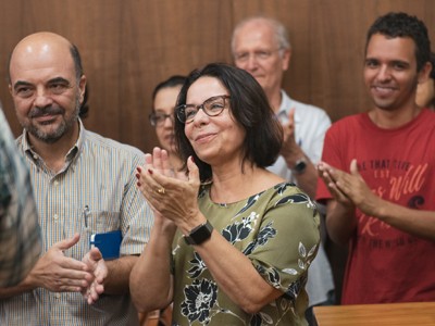Foto colorida de Denise Pires na reunião do Colégio Eleitoral, que confirmou a sua chapa para encabeçar a lista tríplice. À esquerda, o vice-reitor eleito, Carlos Frederico Leão Rocha.