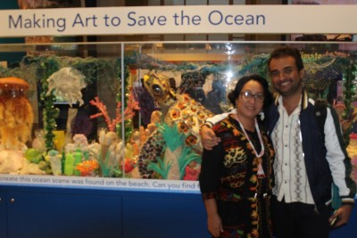 Duas pessoas posam para a foto diante da réplica de um aquário. O lugar é o Museu de História Natural dos Estados Unidos.