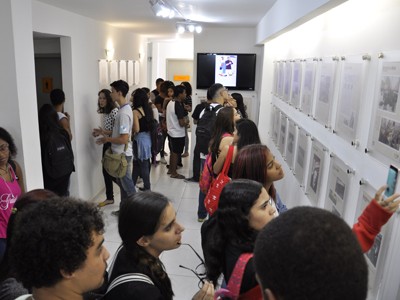 Imagem colorida de estudantes do Colégio Estadual Amaro Cavalcanti visitando a exposição.