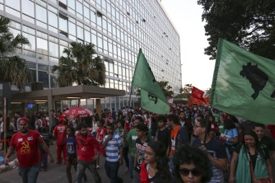 Estudantes protestam em Brasília contra medidas do governo federal que precarizam a universidade pública.