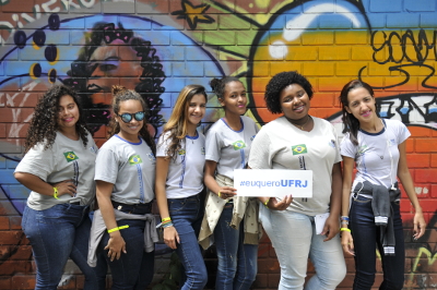 Foto de estudantes segurando uma placa de papel com a hashtag eu quero UFRJ, que fez sucesso e foi idealizada pela Coordenadoria de Comunicação da UFRJ.