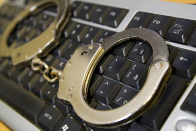 Imagem de algemas sobre o teclado, que simboliza o aumento da censura e da vigilância na internet.