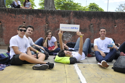 Foto de estudantes do Colégio Estadual Theodorico Fonseca, de Valença-RJ, em momento de descontração durante o evento.