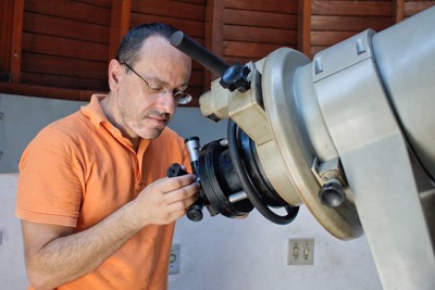 Imagem de Helio Jaques Rocha-Pinto, diretor do Observatório, que observa o céu pelo teloscópio do Valongo.
