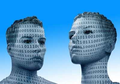 Imagem de duas pessoas com a linguagem binária dos computadores impressa em suas faces. A imagem representa a fusão entre homen e máquina.