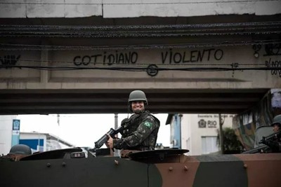 Militar em cima de um tanque do Exército numa avenida do Rio de Janeiro. 