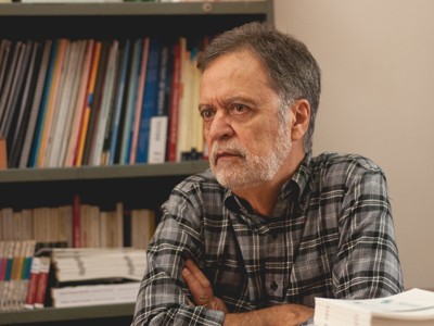 Imagem colorida de João Saboia, professor titular do Instituto de Economia da UFRJ.