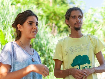 Foto colorida de Lucas Marques e Isabela Maciel, estudantes da UFRJ e integrantes do projeto de extensão Mutirão de Agroecologia (Muda).