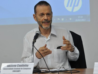 Imagem de Luciano Coutinho, professor titular da Universidade Estadual de Campinas e ex-presidente do BNDES.