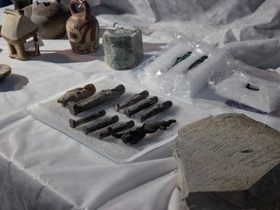 Foto colorida de peças arqueológicas retiradas das cinzas após o incêndio no Museu Nacional.
