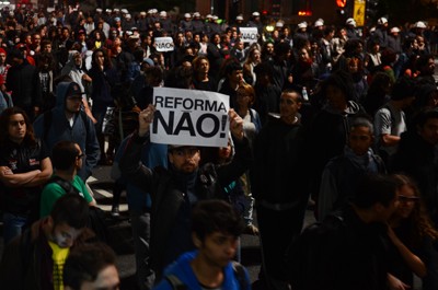 Imagem colorida sobre a reforma do ensino médio que provocou protestos de estudantes em todo o Brasil.