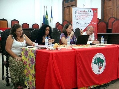 Imagem colorida da Mesa de abertura do 4ª Jura, onde estão: Luana Cana e Marina dos Santos, do MST; Maria Malta, Pró-reitora de Extensão da UFRJ, e Paulo Alentejano, professor da UERJ.
