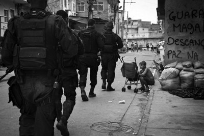 Imagem em preto e branco do cotidiano dos moradores de favelas com UPPs.
