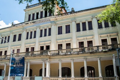 Imagem do prédio da antiga Casa do Estudante Universitário onde hoje funciona o Colégio de Altos Estudos da UFRJ.