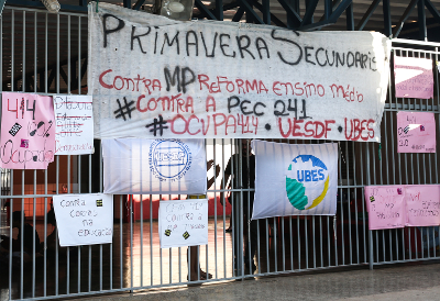 Foto de ocupação de escola pública por estudantes em Brasília contra a reforma do ensino médio.
