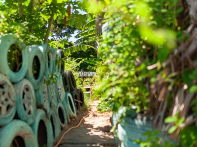 Foto colorida de pneus usados para proteger pedestres e criar a horta suspensa.
