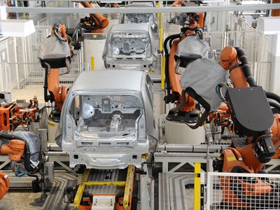 Imagem de uma fábrica da Volkswagem mostrando a queda da produção do setor automotivo por causa da crise econômica.