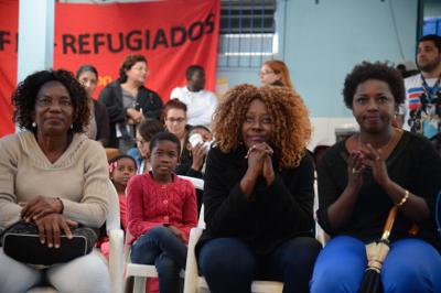 Refugiados que moram no Brasil torcem para a equipe de refugiados durante as Olimpíadas 2016, no Rio de Janeiro.