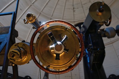 Imagem do telescópio Coudé e do refrator Carl Zeiss, no Observatório do Valongo.
