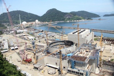 Foto aérea da Usina Nuclear de Angra 3 em construção.