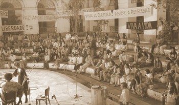 Uma multidão reunida no Teatro de Arena da UFRJ, na década de 1960.
