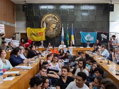No salão nobre da reitoria, estudantes e trabalhadores ocupam uma reunião do Conselho Universitário