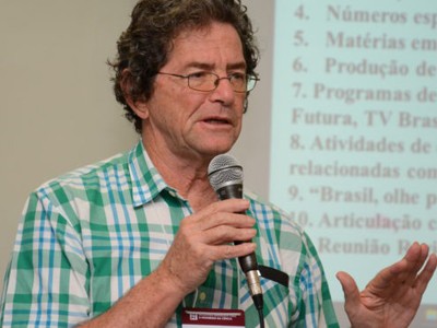 Foto colorida de Ildeu de Castro, presidente da Sociedade Brasileira para o Progresso da Ciência e professor do Instituto de Física da UFRJ.