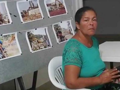 Imagem de Jane Nascimento, ex-moradora da Vila Autódromo que viu sua casa ser removida para dar espaço às obras olímpicas.