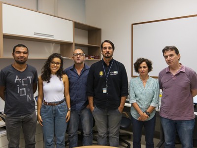Foto colorida da equipe do Centro de Pesquisa em Geofísica Aplicada, com o entrevistado Marco Antônio Braga, de camisa preta, ao centro.