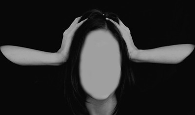 Imagem em preto e branco de uma mulher com as mãos na cabeça e sem o rosto.