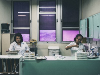 Foto colorida de servidoras em sua rotina de trabalho no Hospital Universitário.